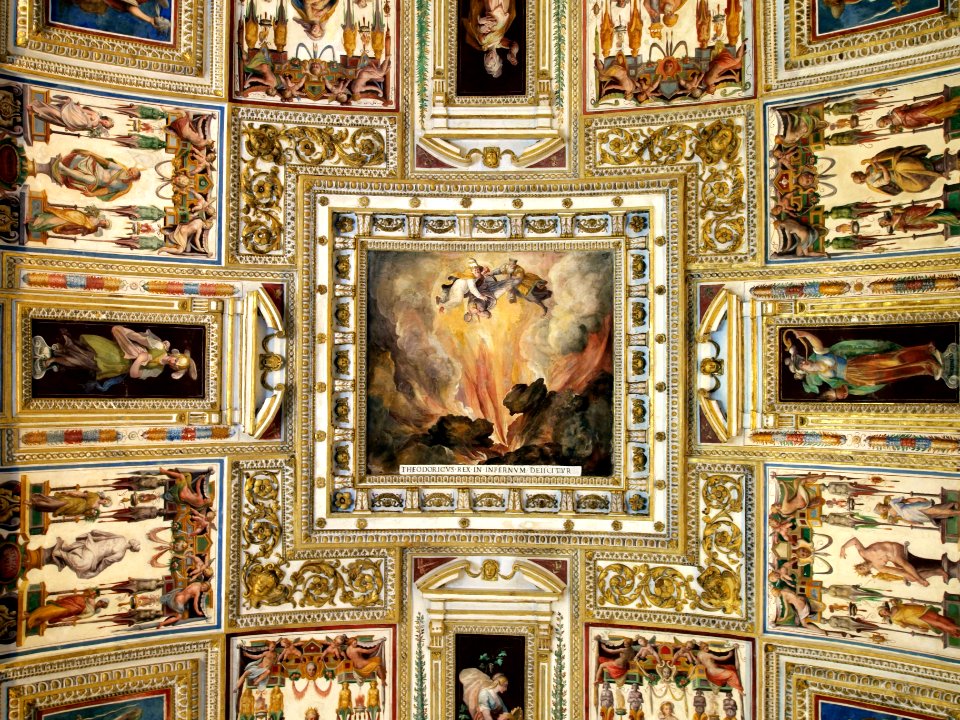 Ceiling photo-19 THEODORICVS REX IN INFERNVM DEIICITVR