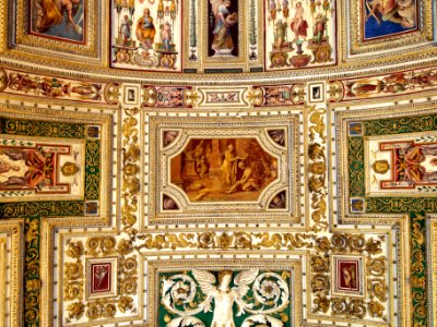 Ceiling photo-18 LAVARITVR AQVA ET IMMVNDA ERIT VSQVE AD VESPERVM