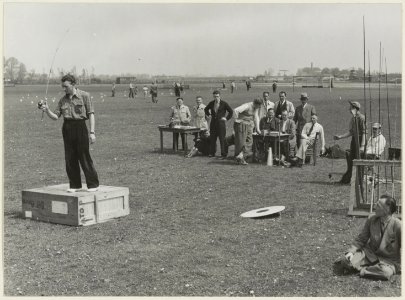 Castingkampioenschappen (wedstrijden in het precisie-werpen met de werphengel) in het Sportpark. Op de foto op de kist de prof.kampioen J. Schreiner. NL-HlmNHA 54004323