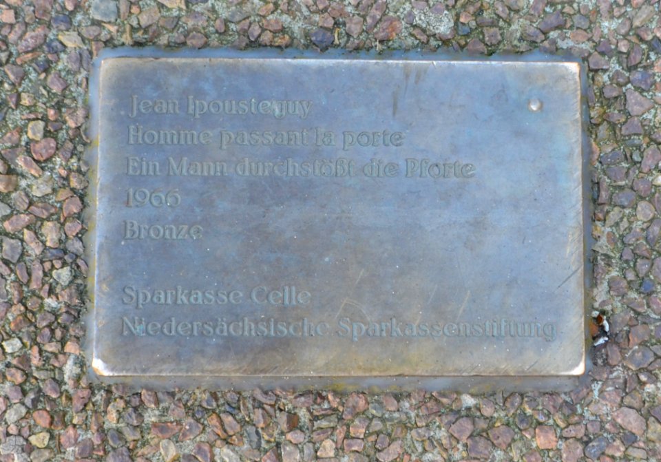 Celle, Stechbahn, Homme passant la porte (Jean Ipoustéguy) (2)