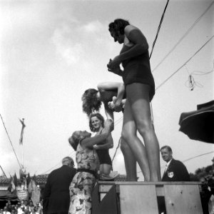 Catherine Gibson, Karen Harup, Iet van Feggelen 1947