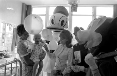 Cathy Birk bezoekt met Disneydieren het Emma Kinderziekenhuis , Amsterdam, Bestanddeelnr 923-6742