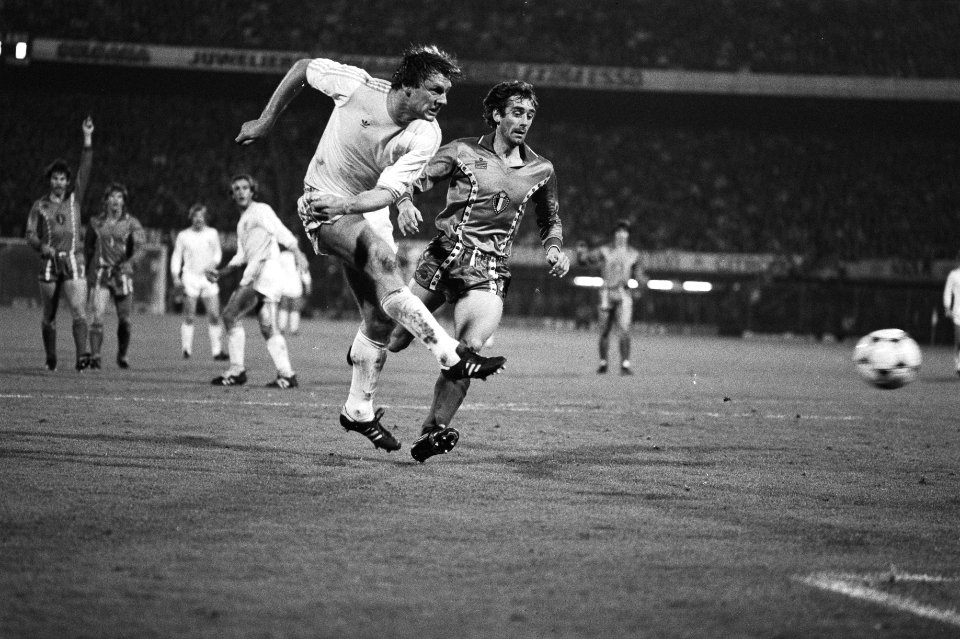 Cees van Kooten scoort 2-0, rechts Meeuws, Bestanddeelnr 931-7393
