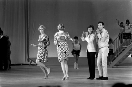 Catherine Valente show , opname in de RAI, Catherine, haar broer Silvio, rechts , Bestanddeelnr 920-3855