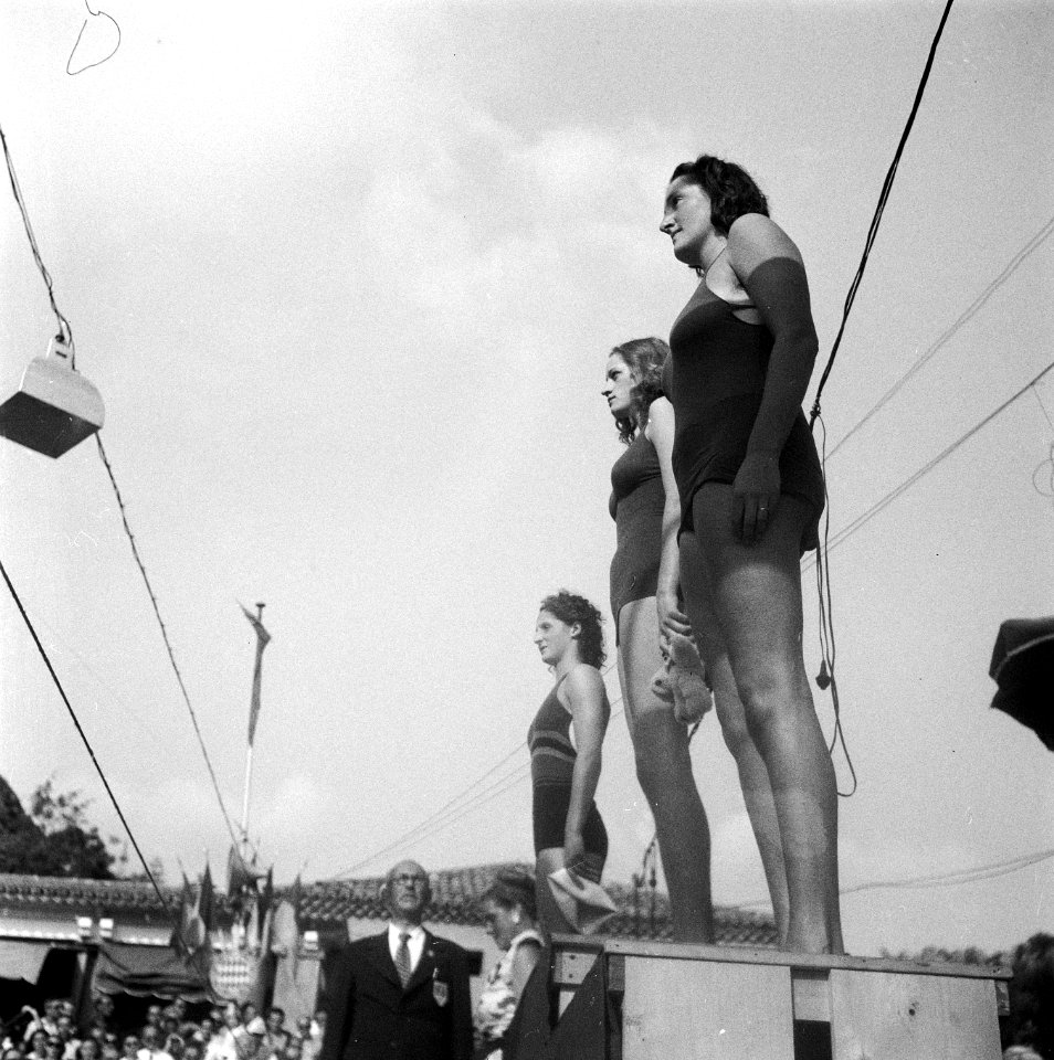 Catherine Gibson, Karen Harup, Iet van Feggelen 1947c