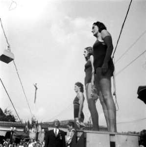 Catherine Gibson, Karen Harup, Iet van Feggelen 1947c