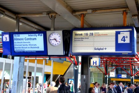 Centraal Bediende Treinaanwijzer Trein Beeld Perron scherm Utrecht Centraal 2011