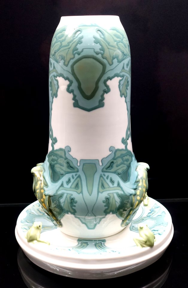 Centerpiece with frogs and salamanders, designed by Theo Schmuz-Baudiss, KPM Berlin, 1906, porcelain - Bröhan Museum, Berlin - DSC04154