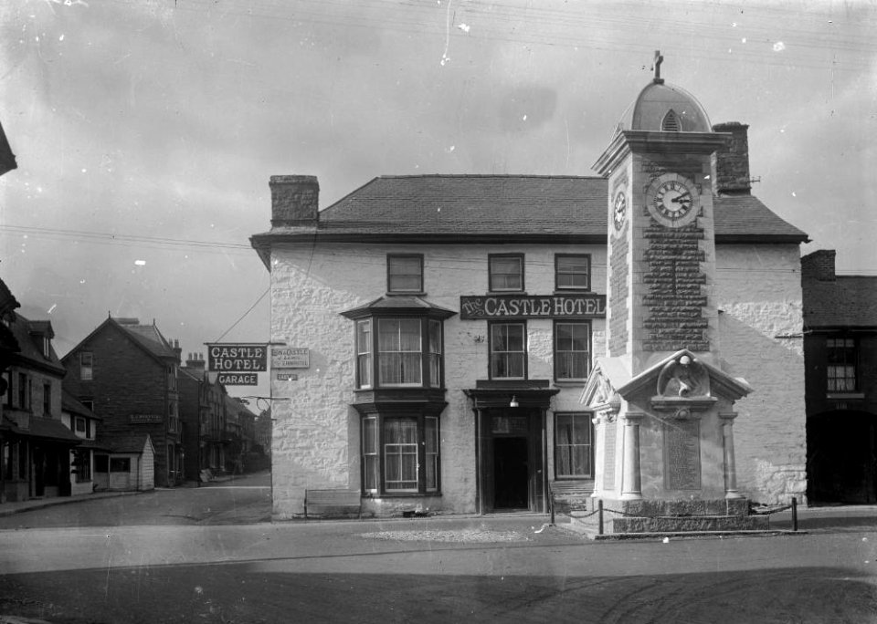 Castle Hotel Rhayader and war memorial (1293493)