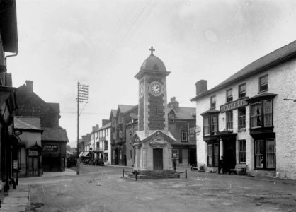 Castle Hotel Rhayader and war memorial (1293394)