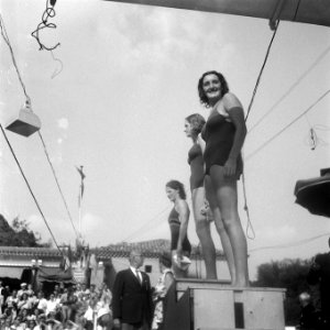 Catherine Gibson, Karen Harup, Iet van Feggelen 1947b