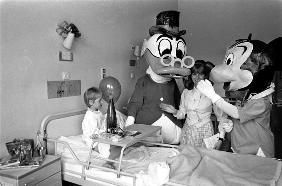 Cathy Birk bezoekt met Disneydieren het Emma Kinderziekenhuis , Amsterdam Disne, Bestanddeelnr 923-6740
