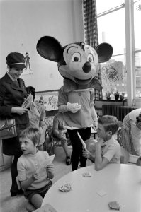 Cathy Birk bezoekt met Disneydieren het Emma Kinderziekenhuis , Amsterdam, Bestanddeelnr 923-6743