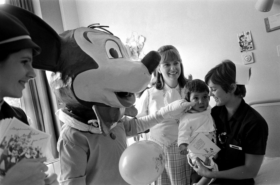 Cathy Birk bezoekt met Disneydieren het Emma Kinderziekenhuis , Amsterdam Disne, Bestanddeelnr 923-6741