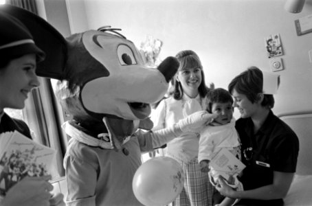 Cathy Birk bezoekt met Disneydieren het Emma Kinderziekenhuis , Amsterdam Disne, Bestanddeelnr 923-6741
