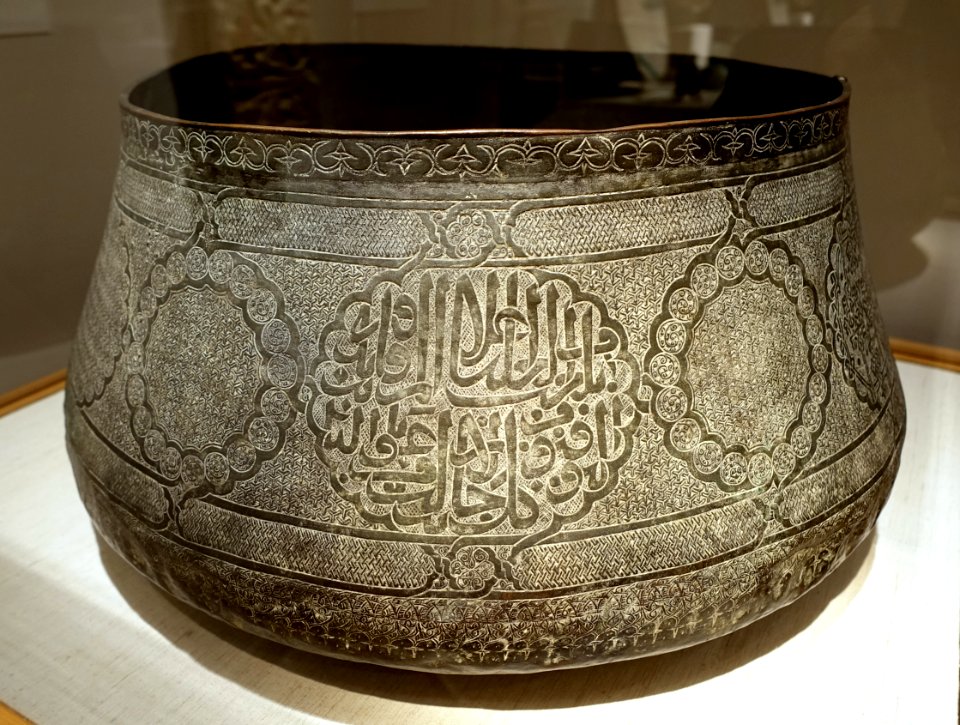 Cauldron with geometric designs and inscribed cartouches, Egypt or Syria, Mamluk, 15th century AD, copper and tin - Princeton University Art Museum - DSC06848