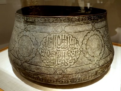 Cauldron with geometric designs and inscribed cartouches, Egypt or Syria, Mamluk, 15th century AD, copper and tin - Princeton University Art Museum - DSC06848