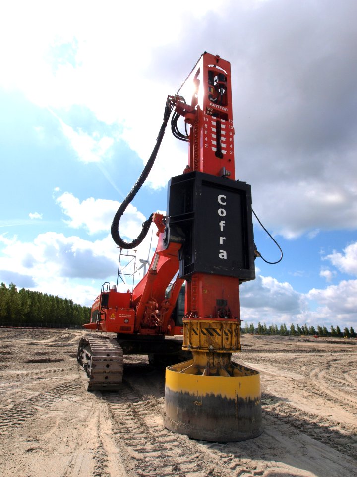 Caterpillar 385C L with Junttan pile driver (owner Cofra) p4