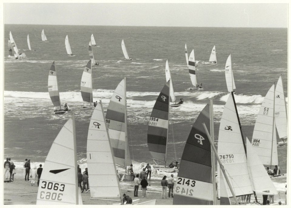 Catamaranwedstrijden op de Noordzee bij Zandvoort. NL-HlmNHA 54016643