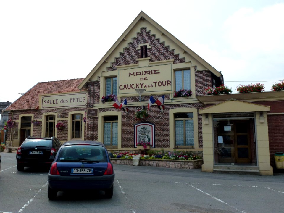 Cauchy-à-la-Tour (Pas-de-Calais, Fr) mairie et salle des fêtes