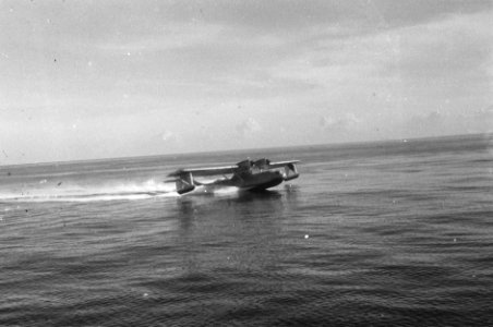 Catalina vliegboot landt op zee, Bestanddeelnr 2419