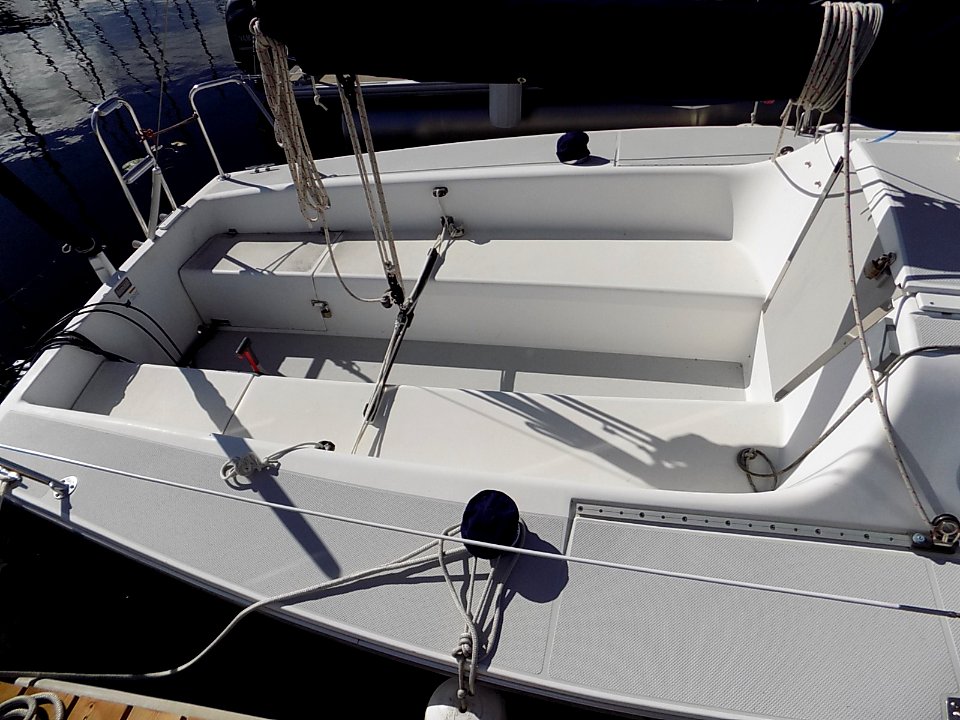 Catalina Capri 22 sailboat cockpit 4166