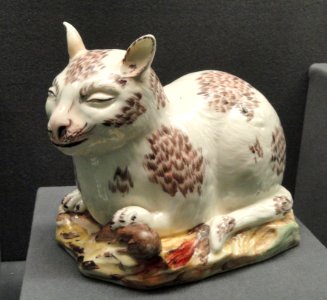 Cat and mouse, c. 1745, Saint-Cloud, soft-paste porcelain, overglaze enamels - Gardiner Museum, Toronto - DSC01033 photo