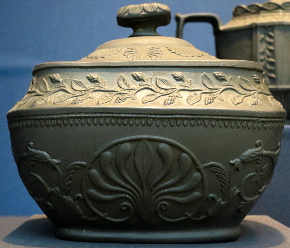 Castleford ware covered sugar bowl, basalt ware, c. 1785, Dayton Art Institute