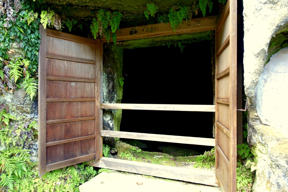 Cave door - Kaizo-ji - Kamakura, Kanagawa, Japan - DSC08275