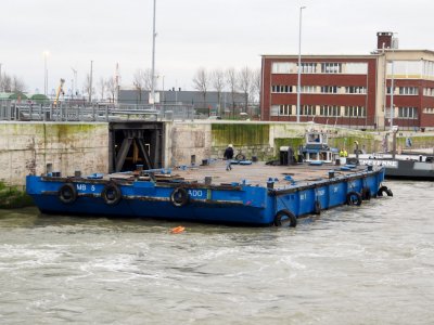 CBO ENI 06503402 & barge MB5, Van Cauwelaersluis Port of Antwerpen pic1