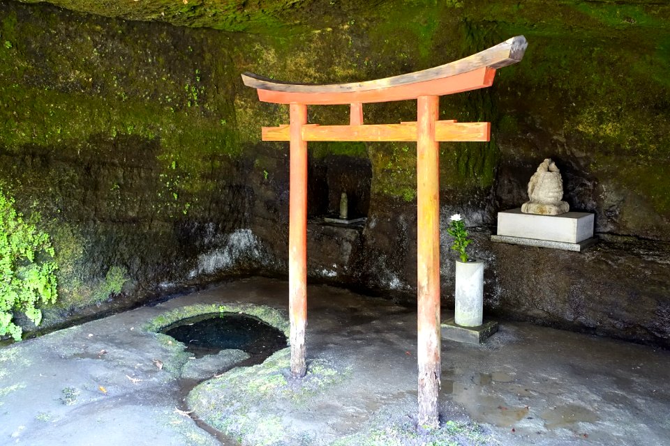 Cave with torii - Kaizo-ji - Kamakura, Kanagawa, Japan - DSC08262