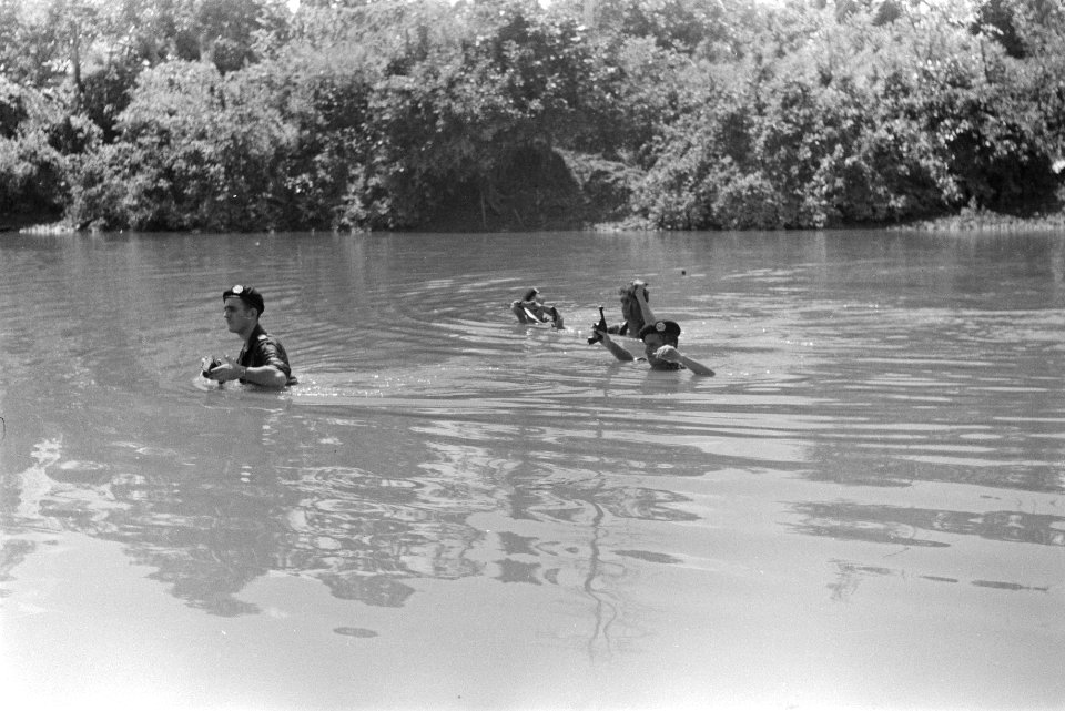 Cavaleristen tijdens een oefening of patrouille waden door een rivier, Bestanddeelnr 1765-3-4