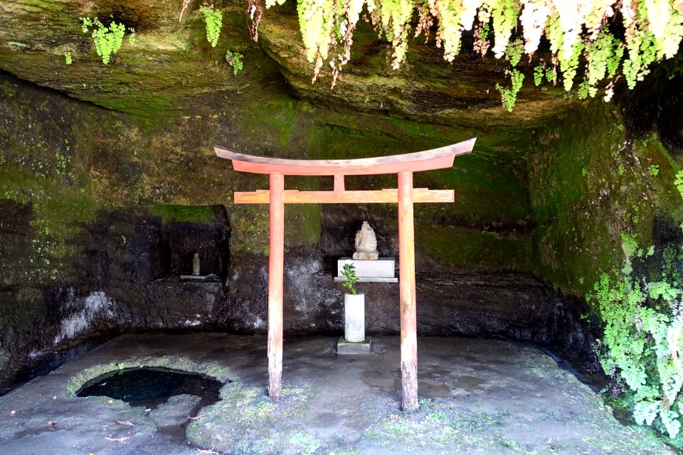 Cave with torii - Kaizo-ji - Kamakura, Kanagawa, Japan - DSC08256