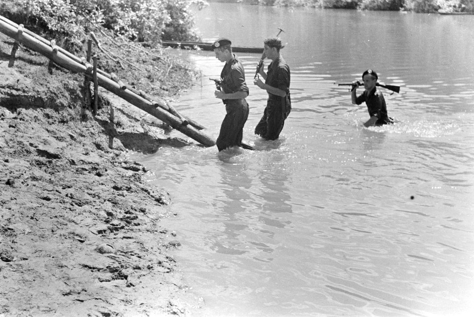 Cavaleristen tijdens een oefening of patrouille klimmen vanuit het water een ri, Bestanddeelnr 1765-3-5