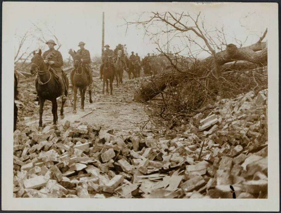 Cavalry passing through a wrecked village, Bestanddeelnr 158-1675