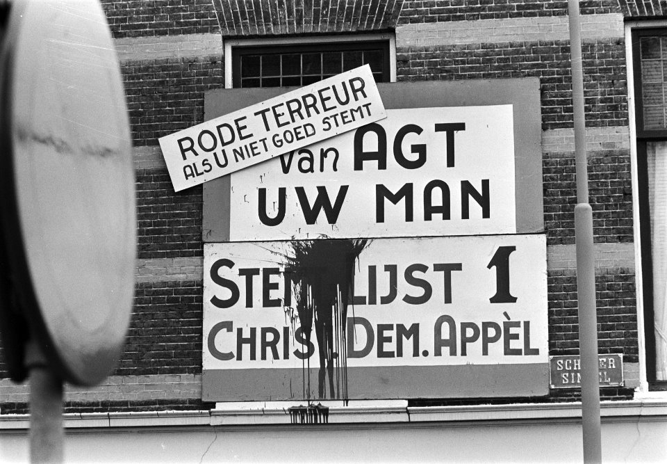 CDA-verkiezingsbord in Haarlem besmeurd met tekst Rode terreur als u niet goed , Bestanddeelnr 929-1857