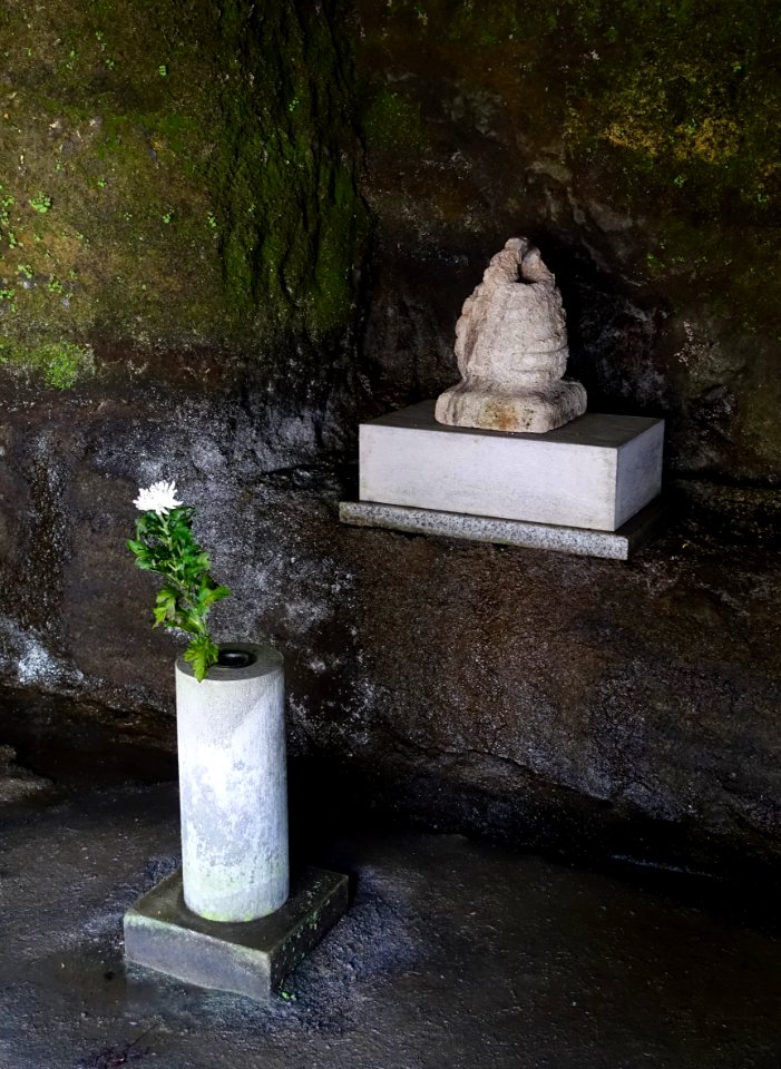 Cave with torii, detail - Kaizo-ji - Kamakura, Kanagawa, Japan - DSC08259