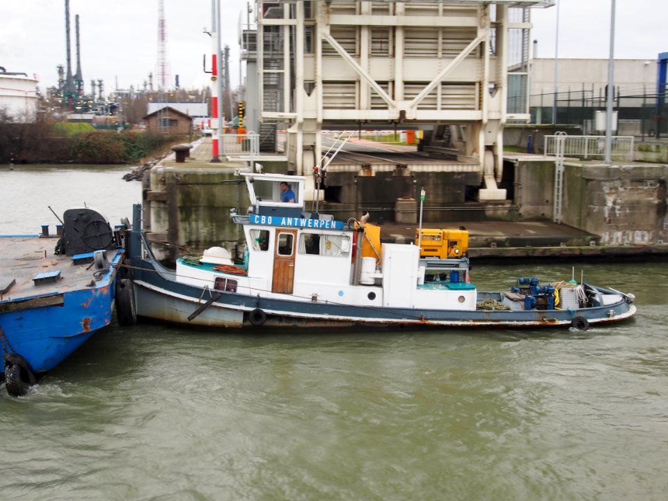 CBO ENI 06503402 & barge MB5, Van Cauwelaersluis Port of Antwerpen pic4