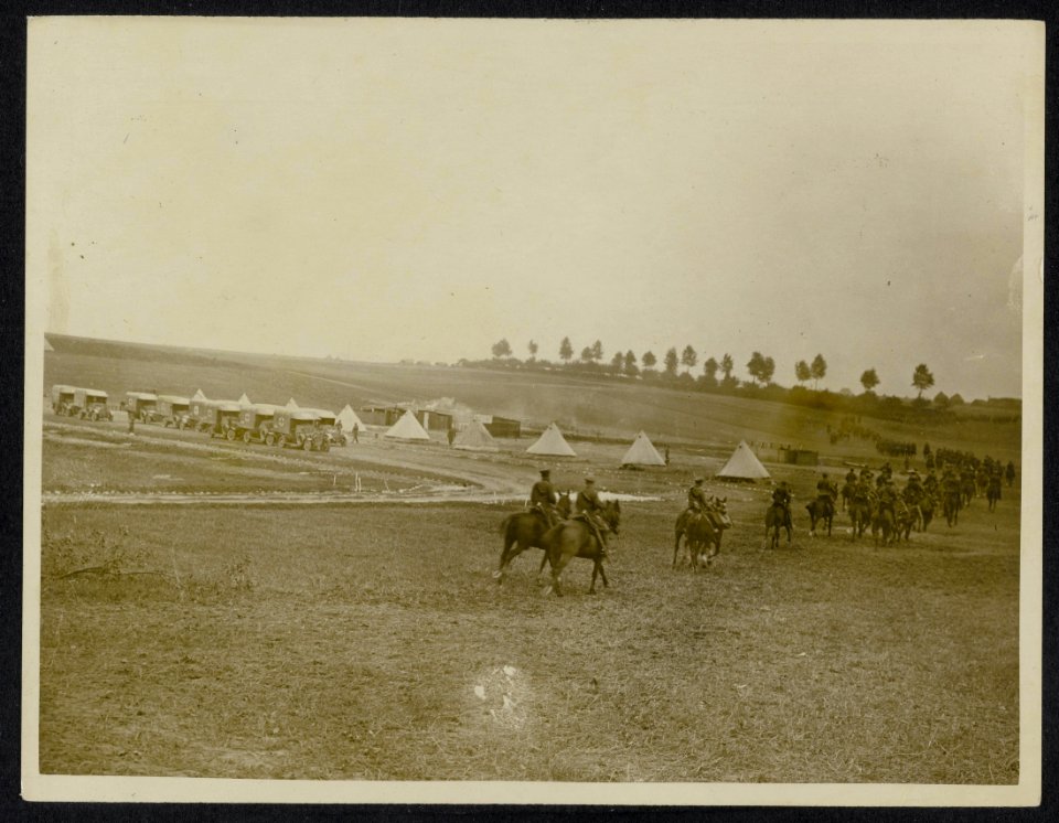 Cavalry passing a clearing station, Bestanddeelnr 158-0970