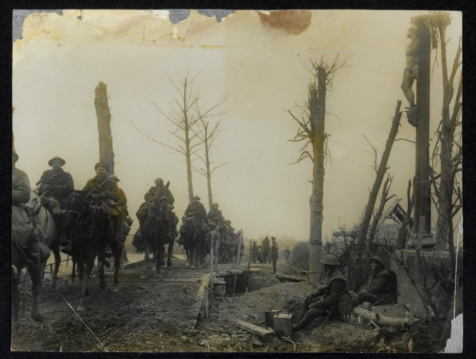 Cavalry crossing a temporary bridge, Bestanddeelnr 158-1046