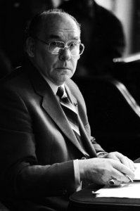 CDA-woordvoerder Eijsink volgt het debat vanuit zijn bank 28 april 1981, Bestanddeelnr 931-4558