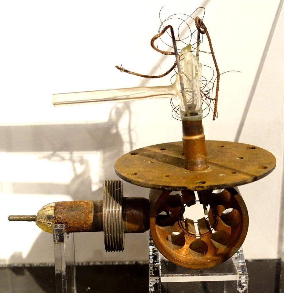 Cavity magnetron, World War II era, multi-cavity magnetron - National Electronics Museum - DSC00290