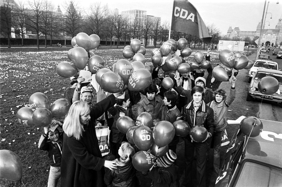 CDA start verkiezingscampagne met ballonnenfeest op Museumplein te Amsterdam, Bestanddeelnr 929-6171