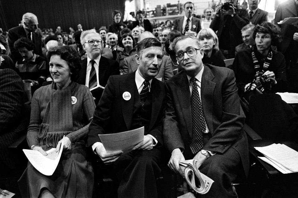 CDA congres in Dronten v.l.n.r. mevrouw Van Agt , Van Agt en minister Scholten , Bestanddeelnr 930-5874