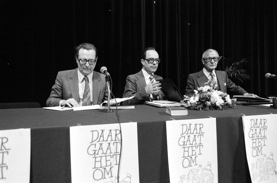 CDA bijeen onder motto Daar gaat het om in Dronten vlnr Goudswaard, Fiole, Bestanddeelnr 930-7230