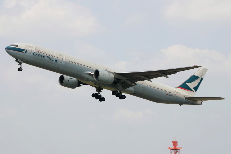 CathayPacificAirways B777-300 fukuoka 20050429110530