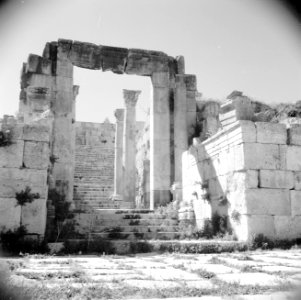 Cathedral steps in Jerash, Bestanddeelnr 255-5713