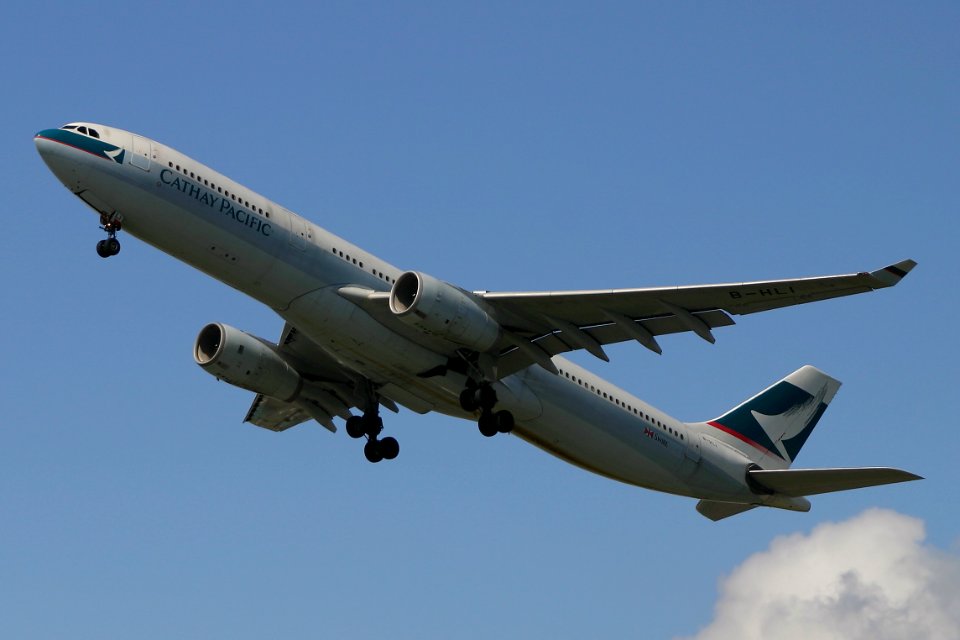 CathayPacificAirways A330 fukuoka 20041003103400