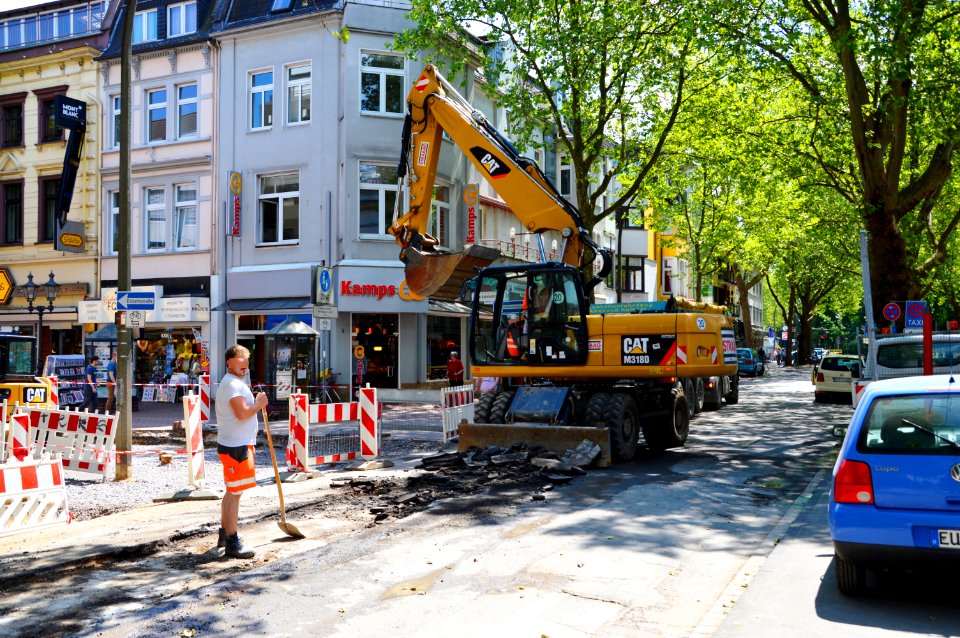Caterpillar M318D + man at work. Spielvogel