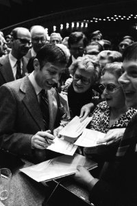 CDA-congres in Den Haag (2e dag) minister Van Agt deelt handtekeningen uit aan , Bestanddeelnr 928-9333